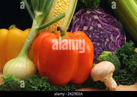 Zwiebeln, Paprika, Rotkohl, Sellerie, Pilze und Grünkohl Stockfoto