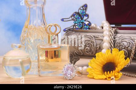 Ring mit gelben Blumen und Schmuckkasten Stockfoto