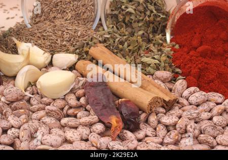 Bohnen, Knoblauch, Paprika und mexikanischer Oregano, Nahaufnahme Stockfoto