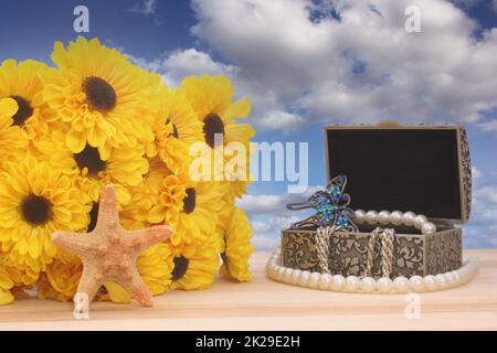 Blumen und Engel mit Schmetterlingen und Schmuckkästchen im Hintergrund von Blue Sky Stockfoto