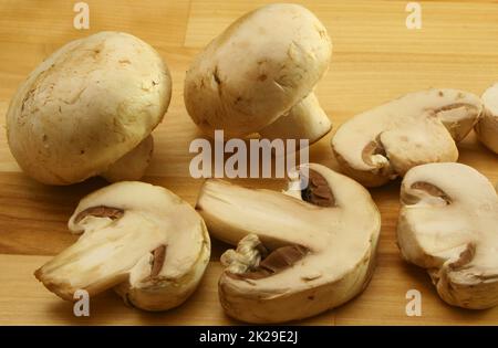 Rohe Champignons auf dem Schneidebrett bereit zum Kochen Stockfoto