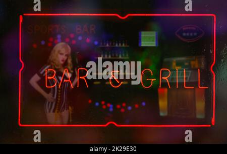 Neon Bar und Grill Schild in Wet Window Sports Bar Theme Stockfoto