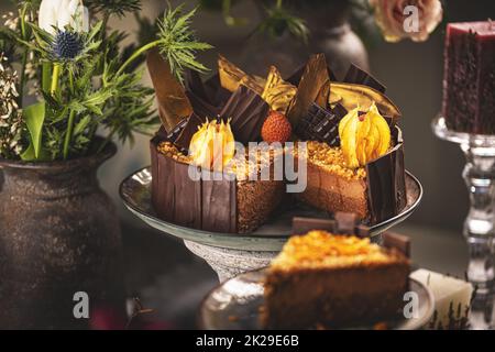 Stillleben von Schokoladenmousse-Kuchen Stockfoto