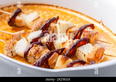 Spieße mit Fleisch, Speck und Zwiebeln Stockfoto