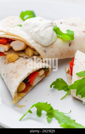 Tortilla gefüllt mit Hühnerfleisch, rotem Pfeffer und Bohnen Stockfoto