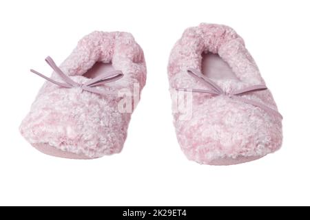 Hausschuhe isoliert. Nahaufnahme eines weiblichen rosa warmen und weichen, gemütlichen Frottee-Pantoffeln auf weißem Hintergrund. Damenschuhe. Stockfoto