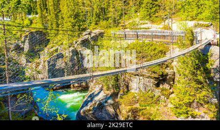 Wunderschöne Hängebrücke über dem Rjukandefossen Wasserfall Hemsedal Norway. Stockfoto