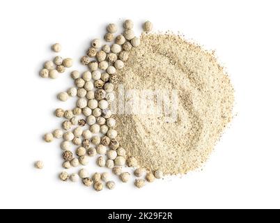 Weißer gemahlener Pfeffer und ganzes Pfefferkorn-Gewürz isoliert auf weißem Hintergrund. Stockfoto