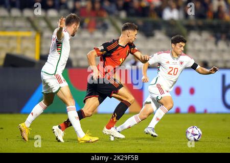 Daniel James aus Wales (rechts) und Thomas Meunier aus Belgien kämpfen während des UEFA Nations League Group D-Spiels im King Baudouin Stadium, Brüssel, um den Ball. Bilddatum: Donnerstag, 22. September 2022. Stockfoto