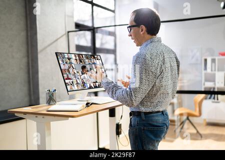 Videokonferenz Mit Elektrisch Verstellbarem Stehtisch Stockfoto