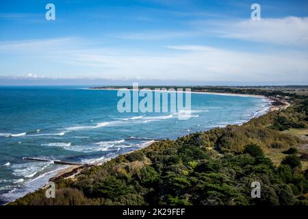 Blick auf die Küste und die Küste vom Whale Leuchtturm auf Re Island Stockfoto