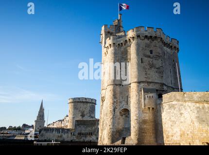 Historische Türme im alten Hafen von La Rochelle Stockfoto