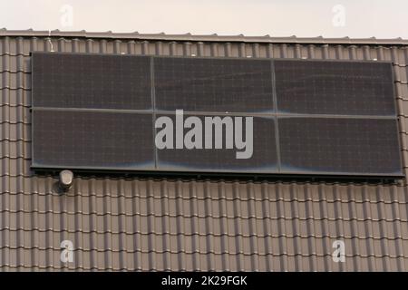 Haus-Dach mit Solarzellen Stockfoto