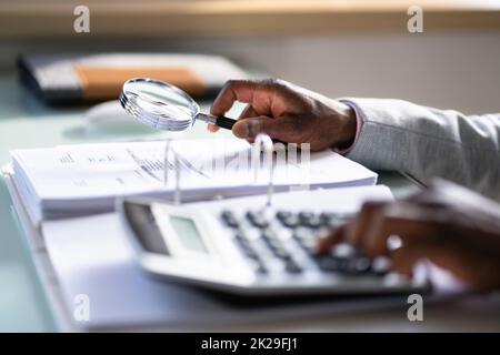 Auditor, Der Lupe Für Audit Verwendet Stockfoto