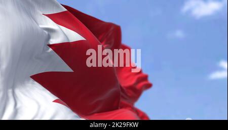 Detail der Nationalflagge Bahrains, die an klaren Tagen im Wind winkt Stockfoto