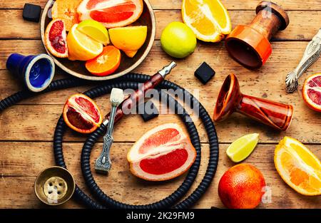 Ich rauche Shisha mit Zitrusfrüchten. Stockfoto