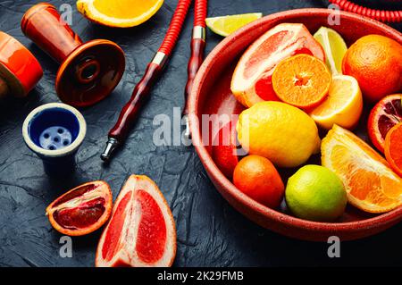 Ich rauche Shisha mit Zitrusfrüchten. Stockfoto