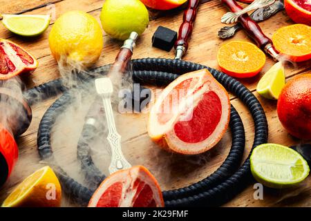 Ich rauche Shisha mit Zitrusfrüchten. Stockfoto