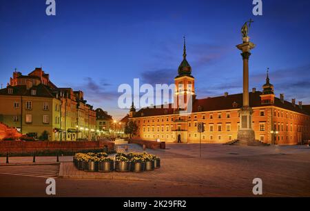 Warschau, das Königsschloss, der Schlossplatz und die Sigismund-Säule bei Nacht Stockfoto