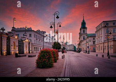 Krakowskie Przedmiescie - prestigeträchtige alte Straße in Warschau. Universität Warschau und Heilig-Kreuz-Kirche Stockfoto