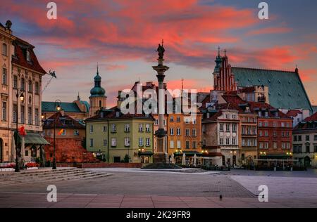 Warschau, Polen Sigismunds Säule und farbenfrohe Häuser auf dem Schlossplatz in der Altstadt Stockfoto