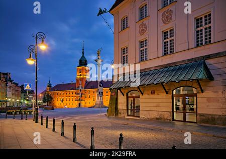 Warschau, das Königsschloss, die Senatorska-Straße und die Sigismund-Säule bei Nacht Stockfoto