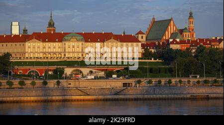 Warszawa, Königliches Schloss - Zamek Krolewski östliche Barockfassade von faÃ ÅšlÄ…sko-DÄ…Browski-Brücke aus gesehen. Stockfoto