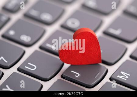 Kleine rote Herz auf der Computertastatur. Internet-dating-Konzept. Stockfoto