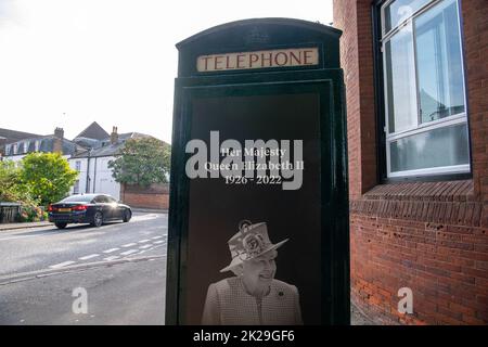 Eton, Windsor, Britannien. 22.. September 2022. Eine Telefonbox vor dem Eton College wurde diese Woche in Arkgrün gestrichen und hat nun ein Tribtue an Ihre Majestät die Königin auf sich. Die Telefonbox wird jetzt als Gemeinschaftsbibliothek genutzt. Quelle: Maureen McLean/Alamy Live News Stockfoto