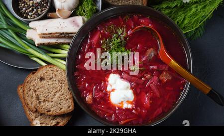 Russischer Borschtsch (traditionell) aus der Ukraine. Schüssel mit Rote-Beete-Wurzel-Suppe Borsch mit weißer Sahne. Rüben-Wurzelsuppe. Traditionelle ukrainische Küche Stockfoto