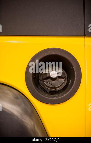 Nahaufnahme des Tankdeckels eines gelben Autos. Stockfoto