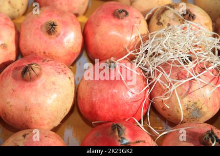 Frischer Bio-Granatapfel auf dem Farmers Market in Pollensa. Mallorca Stockfoto