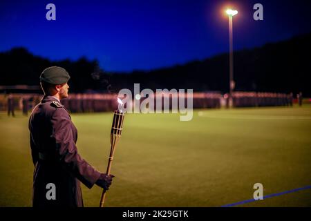 Pockau Lengefeld, Deutschland. 22. September 2022. Rekruten der Marienberger Jäger des Panzergrenadier-Bataillons 371 stehen für einen Pfandrollaufruf auf einem Sportplatz im Erzgebirge. Während der Zeremonie schwor die 120 Männer und Frauen, der Bundesrepublik treu zu dienen. Das Bataillon ist in Marienberg (Erzgebirgskreis) stationiert und gehört zur Panzergrenadier Brigade 37. Die assoziierten Soldaten können unter anderem zur nationalen und alliierten Verteidigung im in- und Ausland eingesetzt werden. Quelle: Jan Woitas/dpa/Alamy Live News Stockfoto