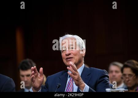 Jamie Dimon, Chairman und CEO von JPMorgan Chase & Co., beantwortet Fragen während einer Anhörung des Senatsausschusses für Banken, Wohnungsbau und Stadtangelegenheiten, bei der die größten Banken des Landes im Hart Senate Office Building in Washington, DC, am Donnerstag, den 22. September 2022 untersucht wurden. Kredit: Rod Lamkey/CNP /MediaPunch Stockfoto