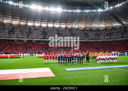 Warschau, Polen. 22. September 2022. Hymnen während des Spiels der UEFA Nations League zwischen Polen und den Niederlanden bei der PGE Narodowy am 22. September 2022 in Warschau, Polen. (Foto von Rafal Oleksiewicz/PressFocus/Sipa USA)France OUT, Poland OUT Credit: SIPA USA/Alamy Live News Stockfoto