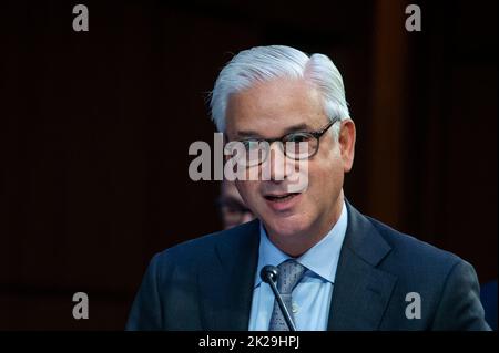 Charles scharf, Präsident und CEO von Wells Fargo & Company, beantwortet Fragen während einer Anhörung des Senatsausschusses für Banken, Wohnungsbau und Stadtangelegenheiten, bei der die größten Banken des Landes im Hart Senate Office Building in Washington, DC, am Donnerstag, den 22. September 2022 untersucht wurden. Kredit: Rod Lamkey/CNP /MediaPunch Stockfoto