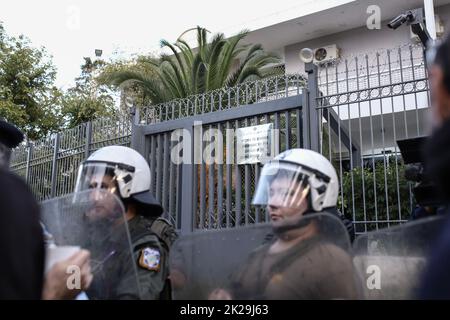 Athen, Griechenland. 22. September 2022. Die griechische Polizei, die vor der iranischen Botschaft von Athen steht, versucht, die Demonstranten davon abzuhalten, während der Demonstration ein Transparent vor die Botschaft zu setzen. Anlässlich des Todes der 22-jährigen Kurdin Mahsa Amini auf einer Polizeiwache in Teheran demonstrierten in Athen Demonstranten, die sich mit dem iranischen Volk und gegen die iranische Regierung solidarisch zeigten. Kredit: SOPA Images Limited/Alamy Live Nachrichten Stockfoto