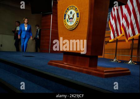 Die Sprecherin des Repräsentantenhauses der Vereinigten Staaten, Nancy Pelosi (Demokratin von Kalifornien), trifft am Donnerstag, den 22. September 2022, zu ihrer wöchentlichen Pressekonferenz im US-Kapitol in Washington, DC, ein. Kredit: Rod Lamkey/CNP /MediaPunch Stockfoto