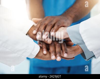 Hands, Collaboration und Diversity Team von Ärzten zusammen in Partnerschaft, Unterstützung und Teamarbeit. Solidarität einer medizinischen Gruppe von Menschen, Krankenhaus Stockfoto