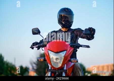 Schüler posiert auf Motorrad, Motorrad-Schule Stockfoto