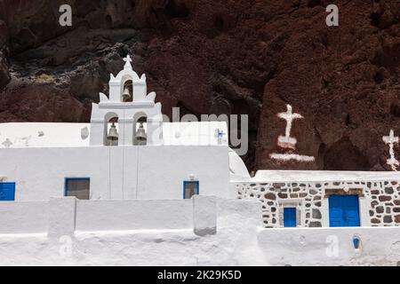 Griechische Kirche in den Berg in der Nähe des berühmten Roten Strandes von Akrotiri gebaut. Santorini Island, Griechenland Stockfoto