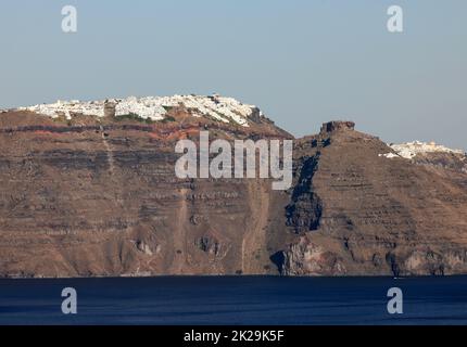 Panoramablick auf die Caldera-Klippen von Santorini vom Dorf Oia auf der Insel Santorini, Griechenland Stockfoto