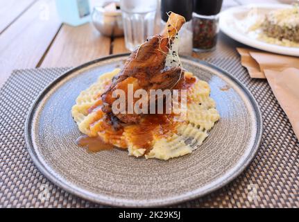 Geschmortes Lammfleisch auf der Kartoffelpüree Stockfoto