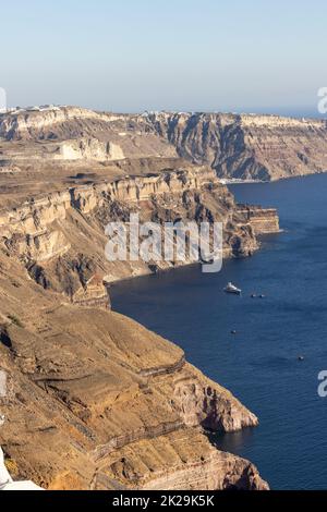 Panoramablick auf die Caldera-Klippen von Santorini vom Dorf Imerovigli auf der Insel Santorini, Griechenland Stockfoto