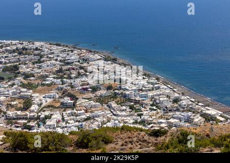 Luftaufnahme der Stadt Kamari, Santorini, Griechenland Stockfoto