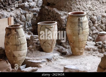 Santorini, Griechenland - in der prähistorischen Stadt Akrotiri, Ausgrabungsstätte einer minoischen Bronzezeit, wurden alte Töpferwaren geborgen Stockfoto