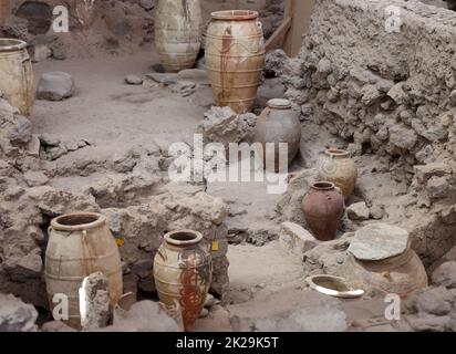 Santorini, Griechenland - in der prähistorischen Stadt Akrotiri, Ausgrabungsstätte einer minoischen Bronzezeit, wurden alte Töpferwaren geborgen Stockfoto