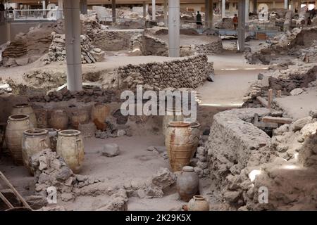 Santorini, Griechenland - in der prähistorischen Stadt Akrotiri, Ausgrabungsstätte einer minoischen Bronzezeit, wurden alte Töpferwaren geborgen Stockfoto