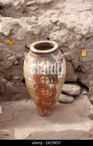 Santorini, Griechenland - in der prähistorischen Stadt Akrotiri, Ausgrabungsstätte einer minoischen Bronzezeit, wurden alte Töpferwaren geborgen Stockfoto