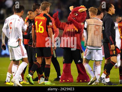 Red, das offizielle Maskottchen des belgischen Teams, feiert mit dem belgischen Charles De Ketelaere nach dem letzten Pfiff während des UEFA Nations League-Gruppe-D-Spiels im King Baudouin Stadium, Brüssel. Bilddatum: Donnerstag, 22. September 2022. Stockfoto